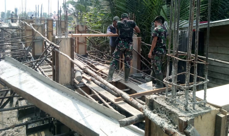 Satgas TMMD Lanjut Pemasangan Besi untuk Balok
