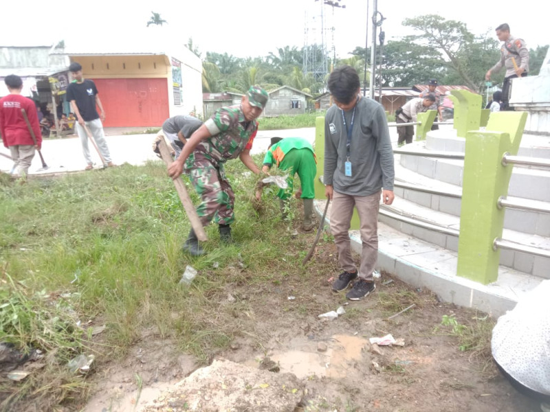 Gotong Royong Babinsa Sertu Ramli Bersama Masyarakat
