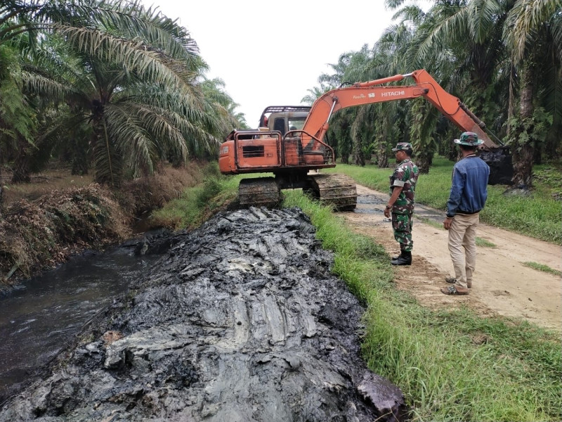 Serka Khorianto Dari Koramil 03 Sungai Sembilan Bantu Petani Atasi Kekeringan