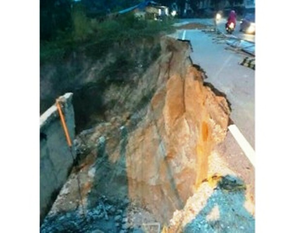 Lima Bulan Lebih Amblas, Jalan Lintas Timur Tak Kunjung Juga Diperbaiki