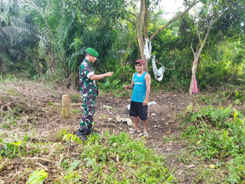 Sertu Abu Kosim Sosialisasikan Bahaya Bakar Lahan di Dumai Selatan