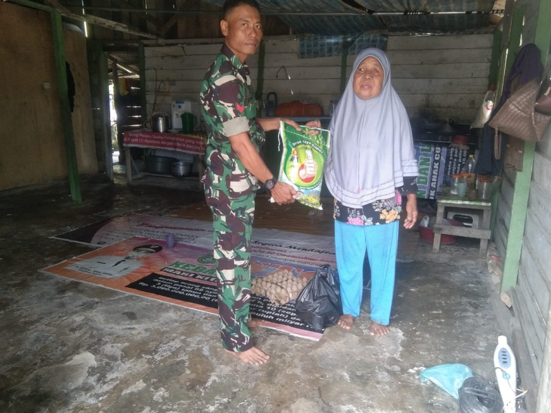 Koptu Erwan Serahkan Bantuan Sembako Kepada Masyarakat