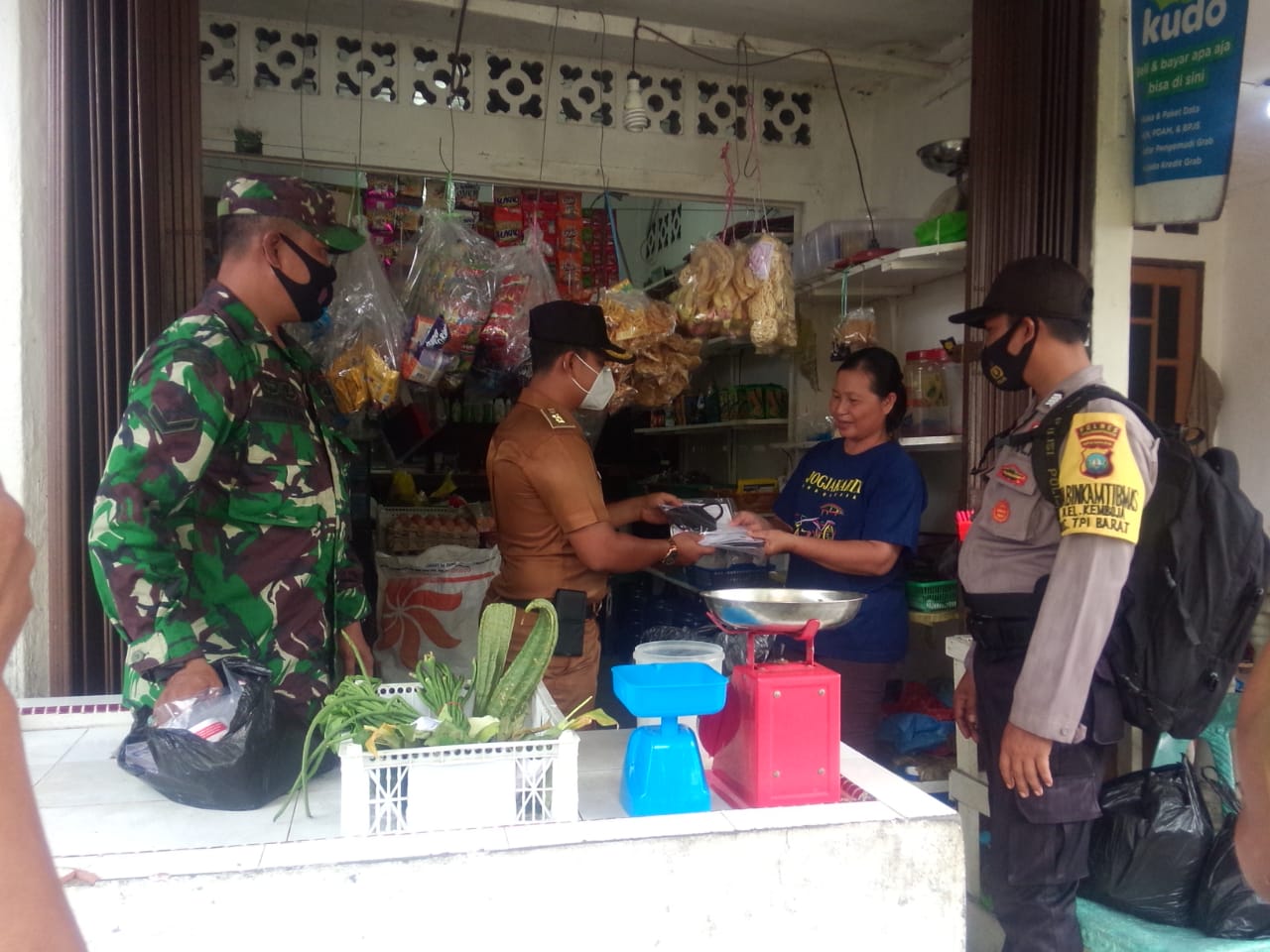 Hendrawan Herninanto, S.STP, Lurah Kamboja Membagikan 1500 Masker kepada Masyarakat