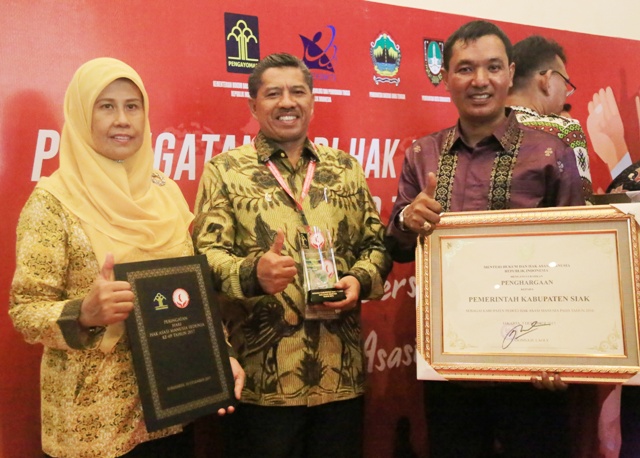 Firdaus Terima Penghargaan dari Kemenkum HAM RI