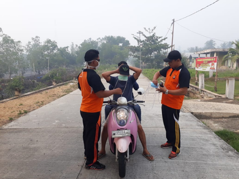 Kabut Asap Makin Pekat, Polsek Mandah Bagikan Masker Gratis