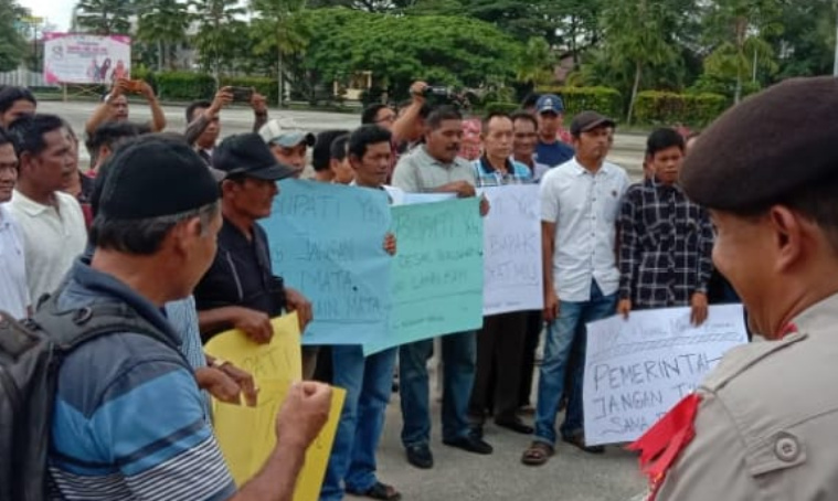 Geram dengan PT IJA, Masyarakat Sungai Bela Unjuk Rasa ke Kantor Bupati Inhil