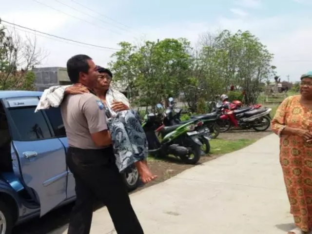 Bripka Muntohar Rela Pulang Bertugas Demi Gendong Nenek ke Pemakamanan