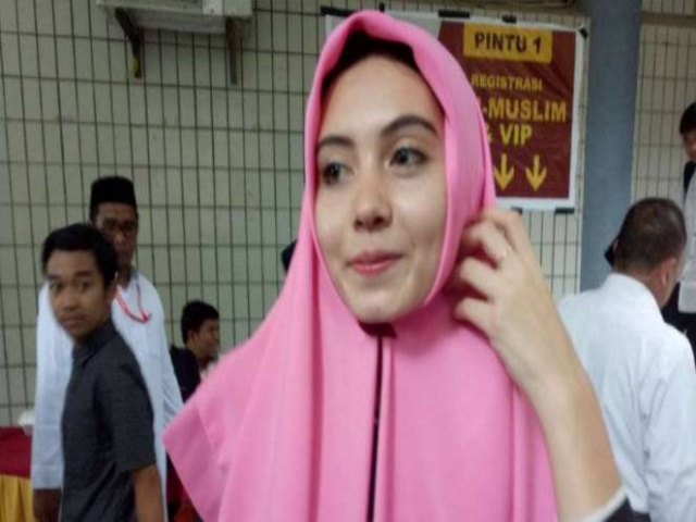 Perempuan Australia Masuk Islam di Hadapan Zakir Naik