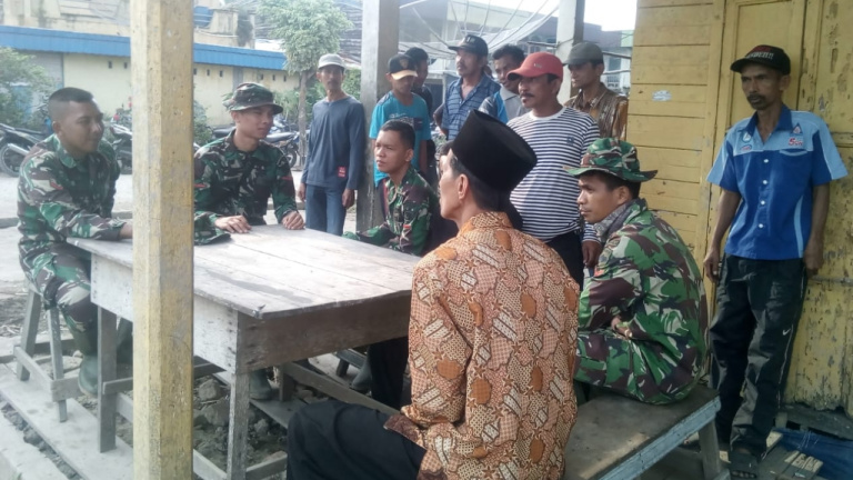 Disela-sela TMMD ke-106 Kodim 0314/Inhil, Para Satgas Juga Anak-Anak Warga Untuk Mengikuti Tes TNI
