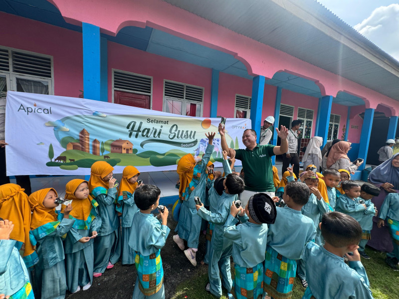 Apical Dumai Bagikan Susu untuk Tingkatkan Gizi Anak Sekolah