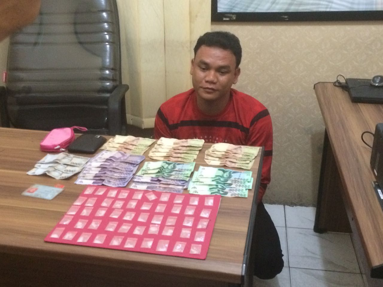 Polda Riau Gulung Pengedar 50 Paket Sabu di Kampung Dalam
