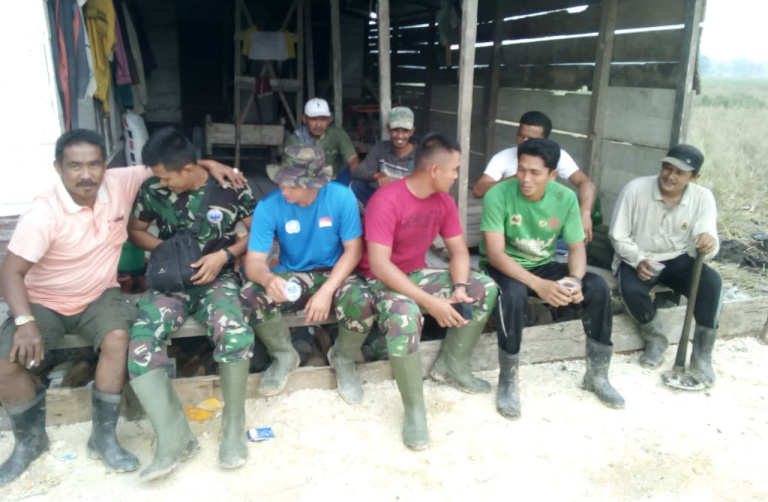 Warga Begitu Akrab dengan Satgas TMMD ke-106 Kodim 0314/Inhil