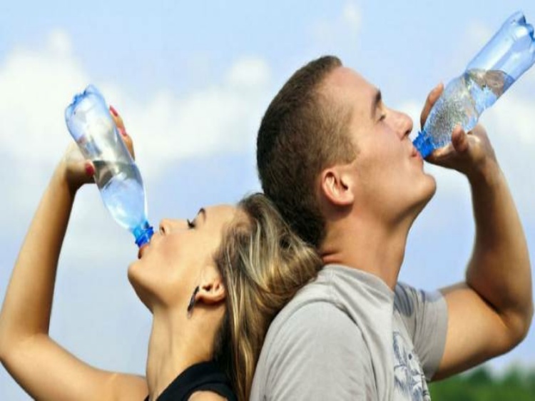 Terlalu Banyak Minum Air Putih Ternyata Berbahaya