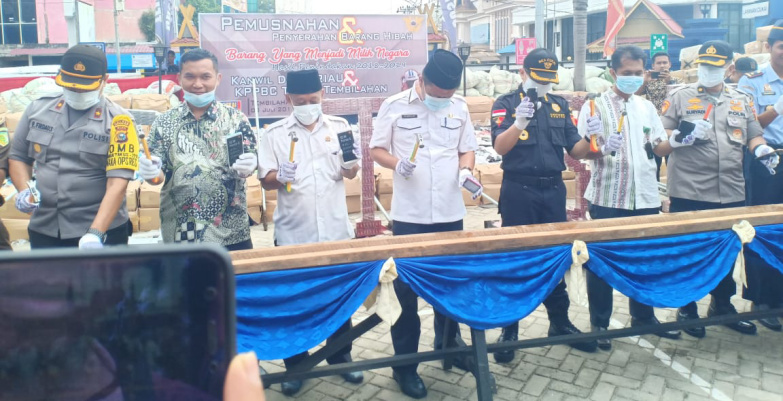 Bupati Inhil Apresiasi Pemusnahan dan Penyerahan Barang Hibah oleh Bea Cukai Tembilahan