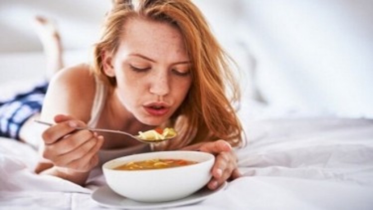 Jangan Meniup Makanan Panas, Ini Bahayanya