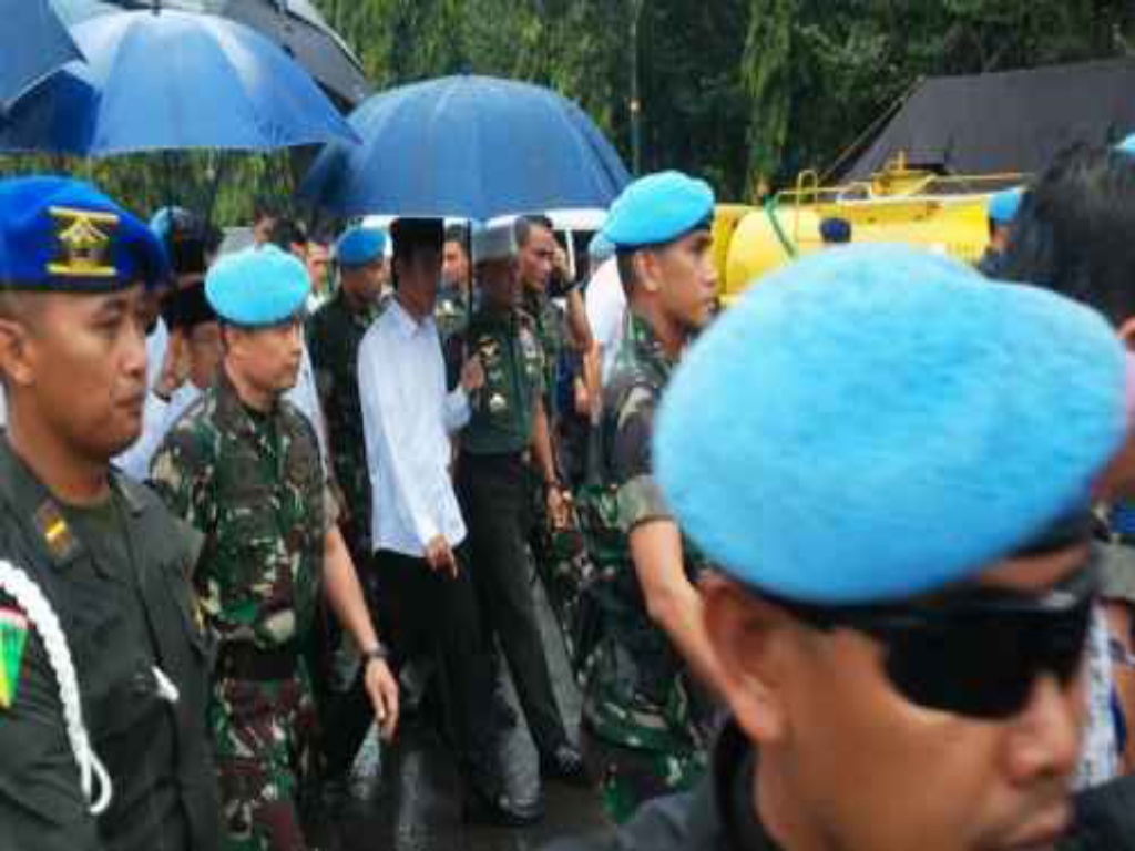 Jokowi Salat Jumat Bersama Massa Aksi Damai 212, Jalan Kaki ke Monas