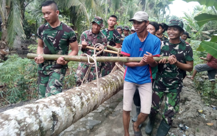 Satgas TMMD ke-106 Juga Bantu Perbaiki Jalan dan Jembatan Penghubung