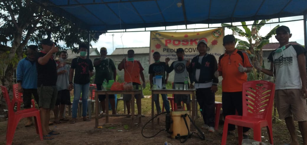 Warga Perumahan Bumi Air Raja Tanjungpinang Lakukan Penyemprotan Disinfektan