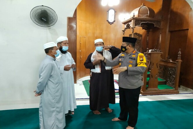 Kapolres Rohul AKBP Taufiq Bagikan 12 Ribu Masker ke Masyarakat