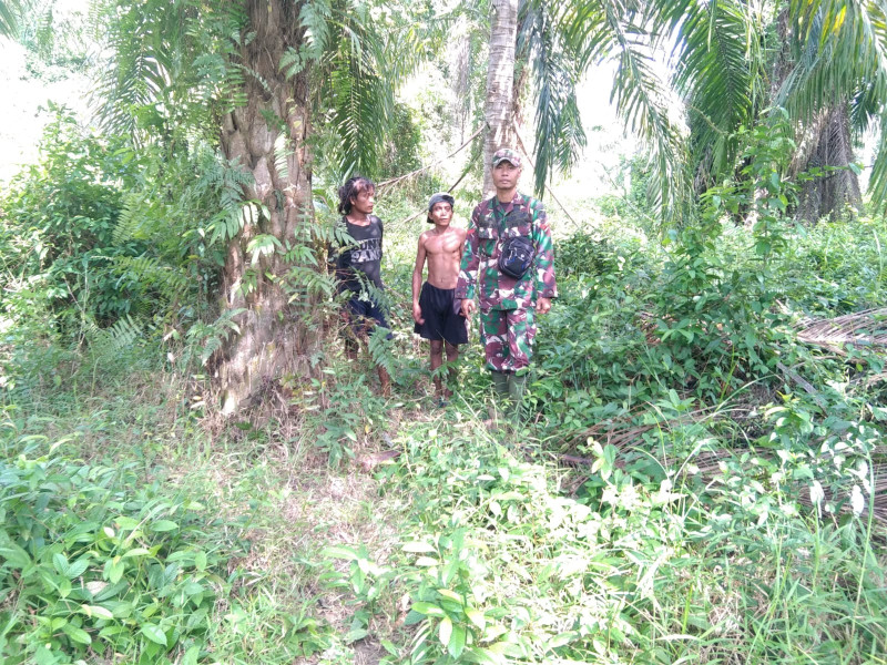 Koptu Erwan dan Masyarakat Laksanakan Patroli Cegah Karhutla