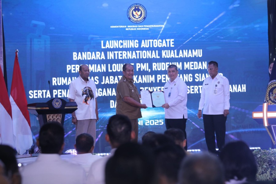 Bupati Asahan Serahkan Sertifikat Tanah Kepada Kanwil Ditjen PAS Sumut Pada Acara Peresmian Sejumlah Fasilitas Peresmian  Keimigrasian di Bandar  Kualanamu