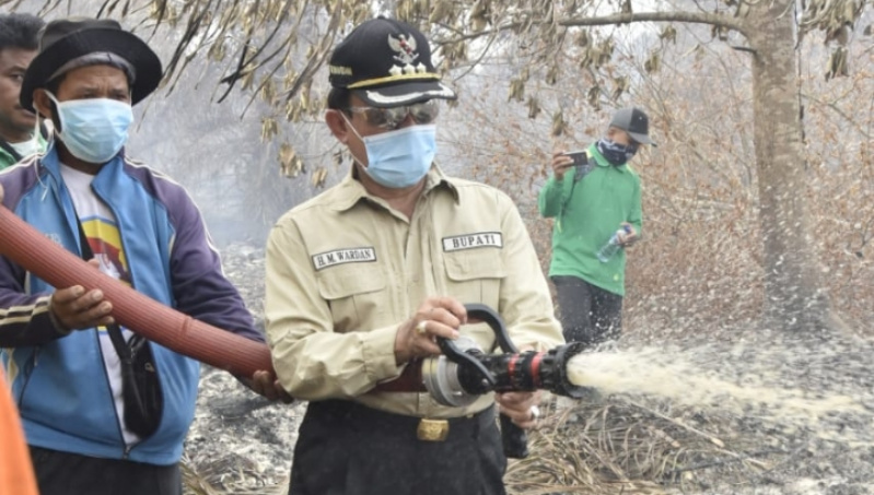 Intensitas Meningkat, Bupati Inhil Terjun Langsung Tinjau Lokasi Karhutla di Kempas