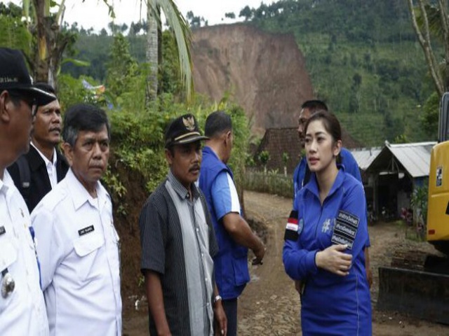 Para Istri Anggota Fraksi Demokrat Bantu Korban Longsor Ponorogo