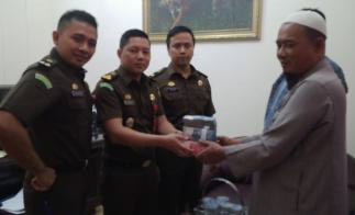 Kasi Pidsus Kejari Dumai Merima Uang Denda Rp200 Juta dari Terpidana Ashari Hasan