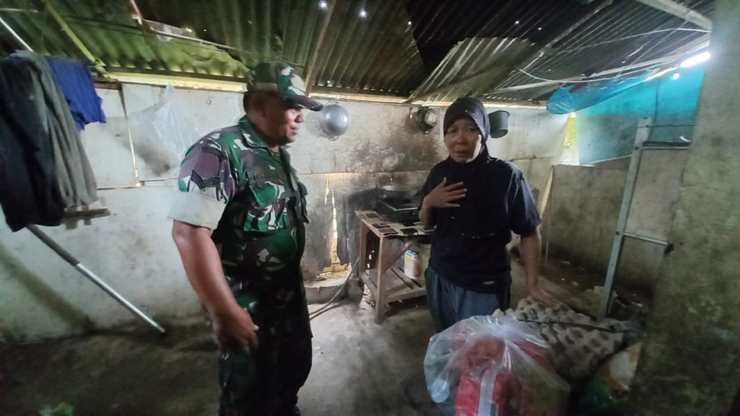 Babinsa Bukit Nenas Berikan Bantuan Sosial Kepada Warga Kurang Mampu