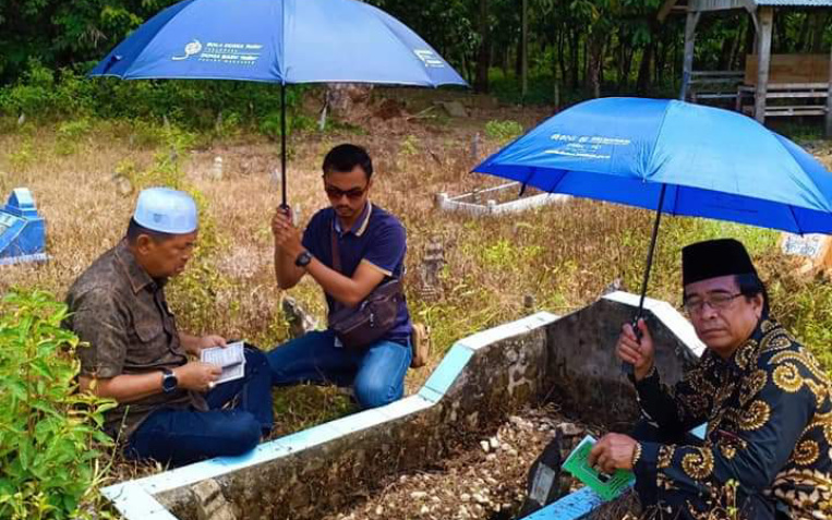 Jelang Ramadhan, Wabub Inhil Ziarah ke Makam Orang Tuanya