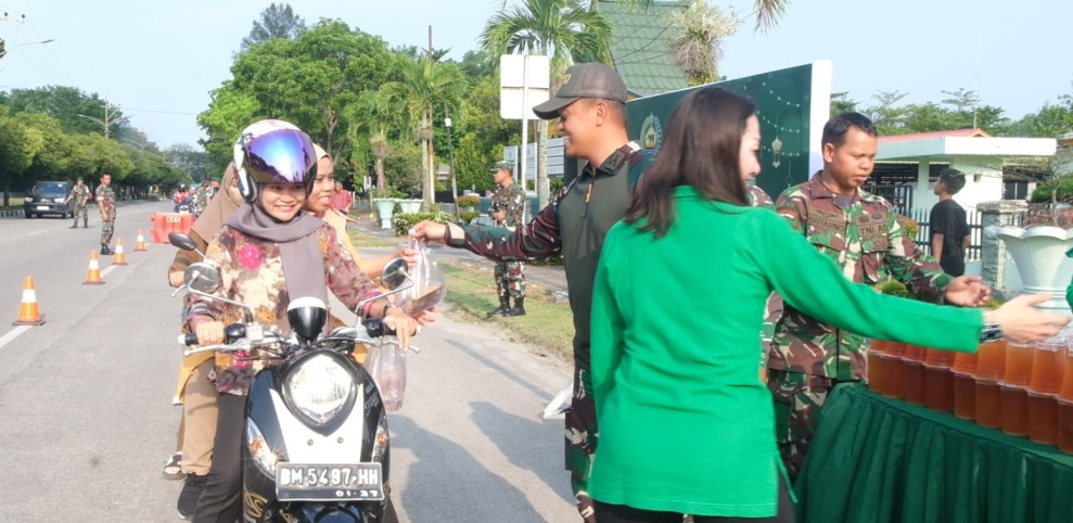 Dandim 0320/Dumai Saling Berbagi dengan Pengendara Motor