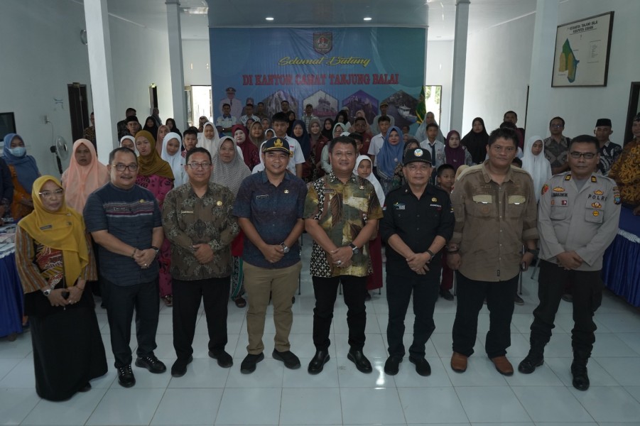 Wabup Asahan Serahkan Kartu BPJS Gratis dan KIP di 4 Kecamatan