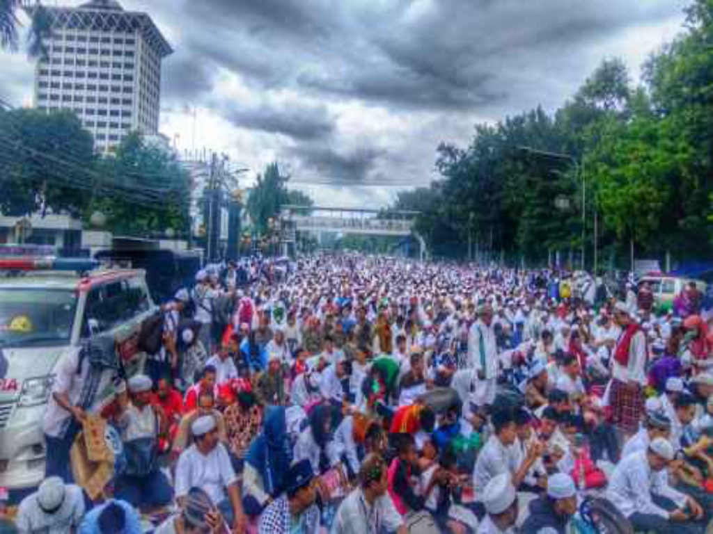 Ibu-Ibu Menahan Tangis, Hujan Iringi Salat Jumat Aksi Damai 212