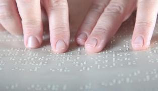 Wow...!!! Kisah Perempuan Buta Sukses Jadi Pengacara