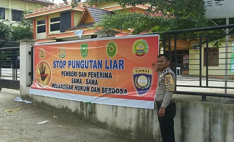 Cegah Pungli di Inhu, Ketua Satgas Sebar Spanduk Himbauan