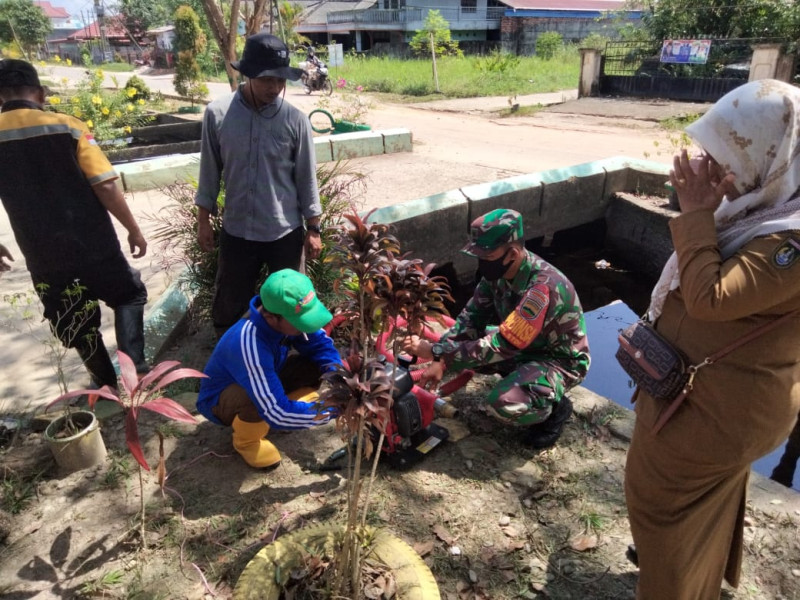 Sertu Sugianto dan Aparat Lurah Melaksanakan Pengecekan Alat Pemadam Kebakaran