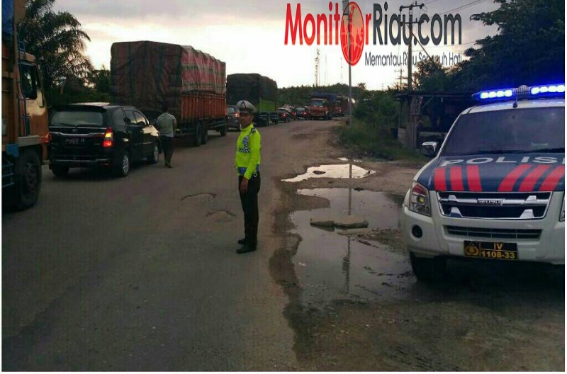 Meski Berdebu dan Hujan, Satlantas Gabungan Polres Bengkalis Tetap Berjibaku Atur Lalin di Jalur Rig