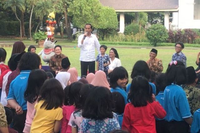 Ketika Anak Bernama Akar Menangis di Depan Jokowi...