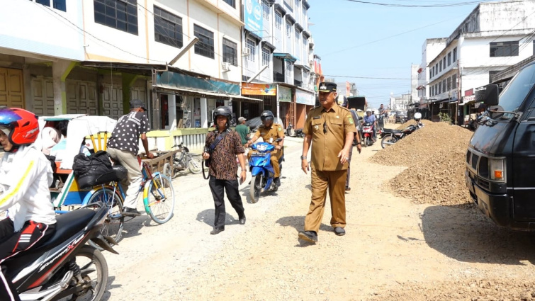 Wabup Inhil Tinjau Pembangunan Sejumlah Ruas Jalan dalam Kota