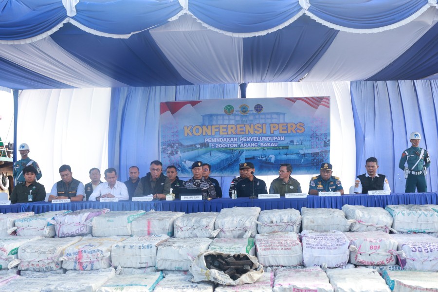 TNI AL Dumai Gagalkan Pengangkutan 200 Ton Arang Bakau Ilegal di Perairan Meranti