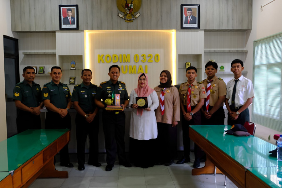 Dandim 0320/Dumai Dapat Cinderamata Dari Pramuka Saka Wira Kartika
