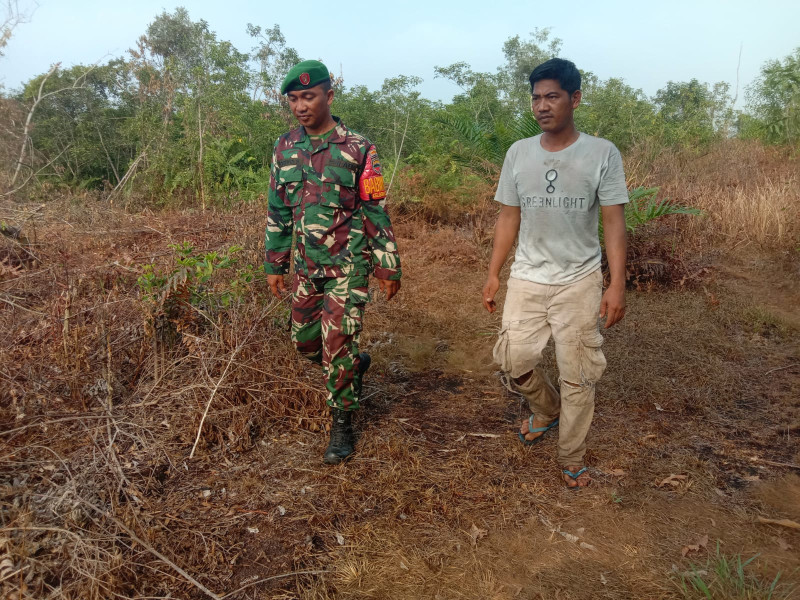 Babinsa Koramil-01/Dumai Patroli Cegah Karhutla di Wilayah Rawan