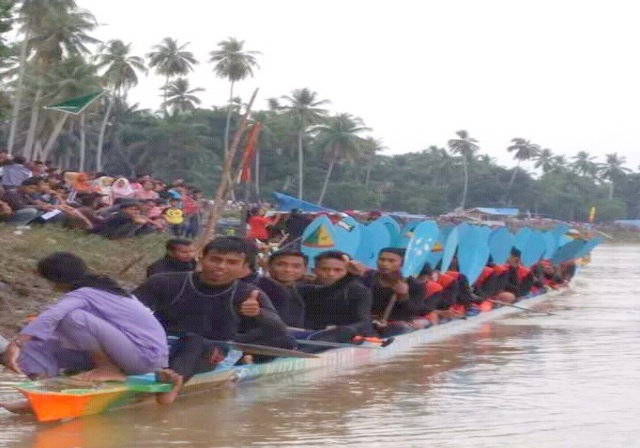 Jalur Buaye Kuning Keramat Dubalang Hitam Inhu Menjawari Pacu Jalur Rayon I Kuansing