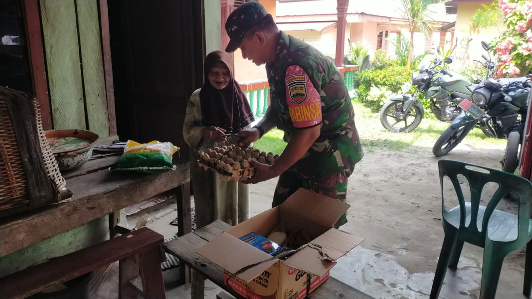 Babinsa Bagan Besar Timur Beri Bantuan Sembako Untuk Warga Kurang Mampu