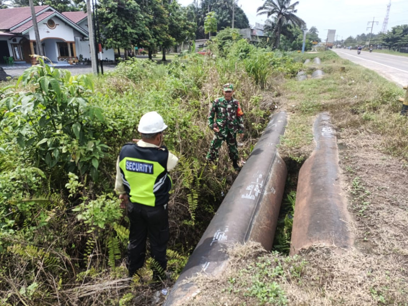 Guna Mencegah Hal-hal Yang Tidak Diinginkan, Babinsa dan Security Pertamina Laksanakan Patroli Jalur Pipa