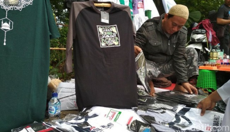 Jual Atribut FPI, Pria Ini Raup Rp10 Juta di Reuni 212