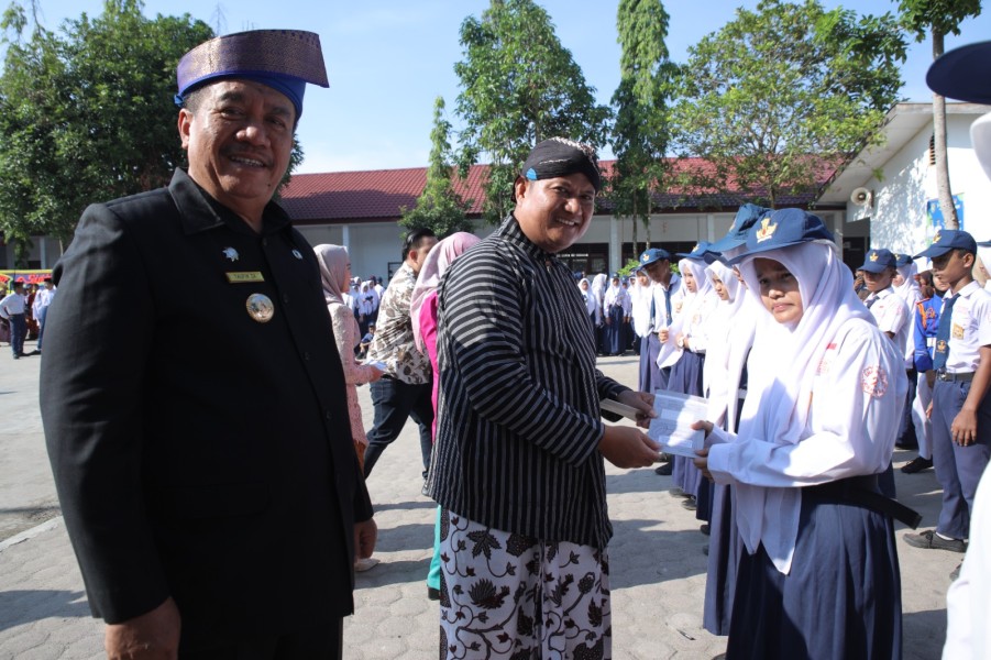 Bupati Gunakan Tanjak Melayu Pimpin Hardiknas di Kabupaten Asahan