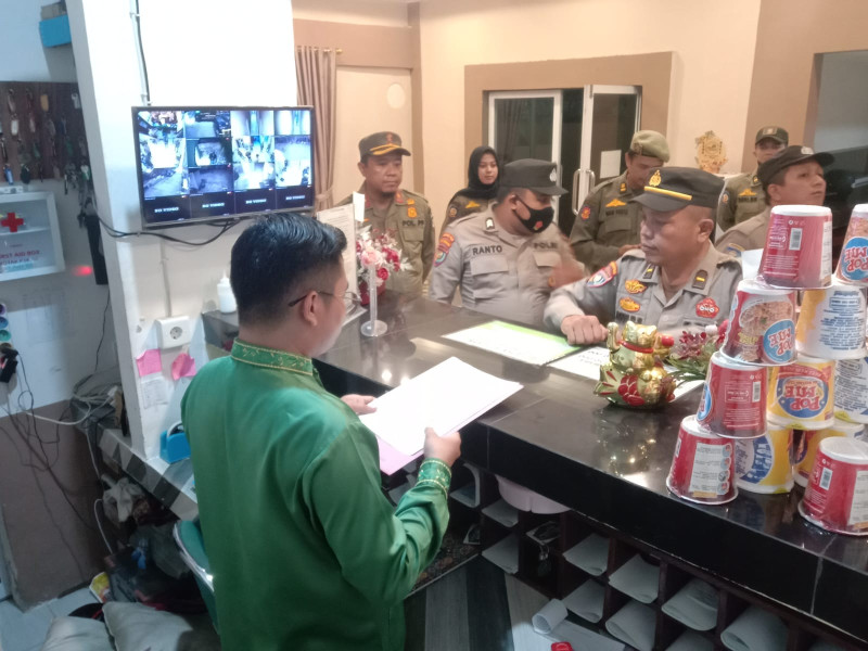 Sat Binmas Polres Dumai dan Satpol PP Lakukan Binluh Pemilik Hotel dan Wisma
