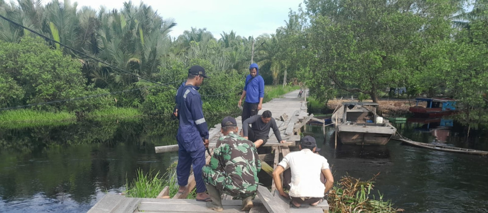 Bersama Masyarakat, Pelda Andre Laksanakan Goro Perbaikan Jembatan