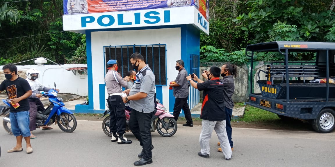 Gawat Kepri Bersama Polsek Bintan Timur Bagikan Masker